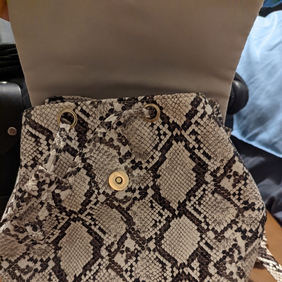 Faux snake skin bag/backpack - Picture 2 of 4